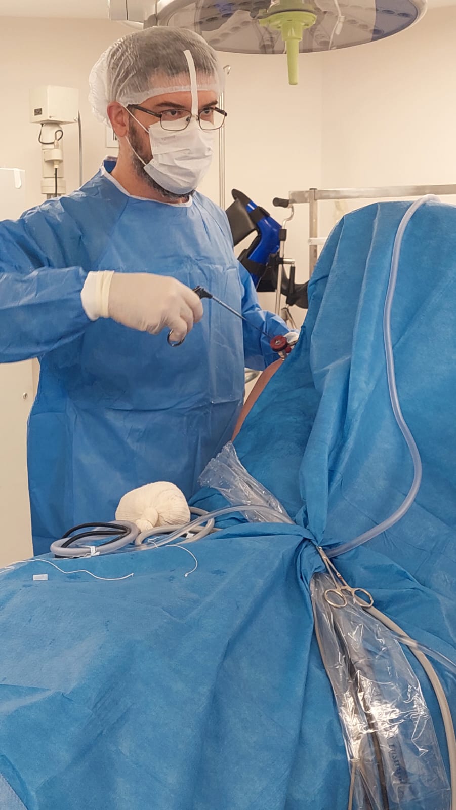 Dr. Diogo Martins durante procedimento ortopédico em centro cirúrgico