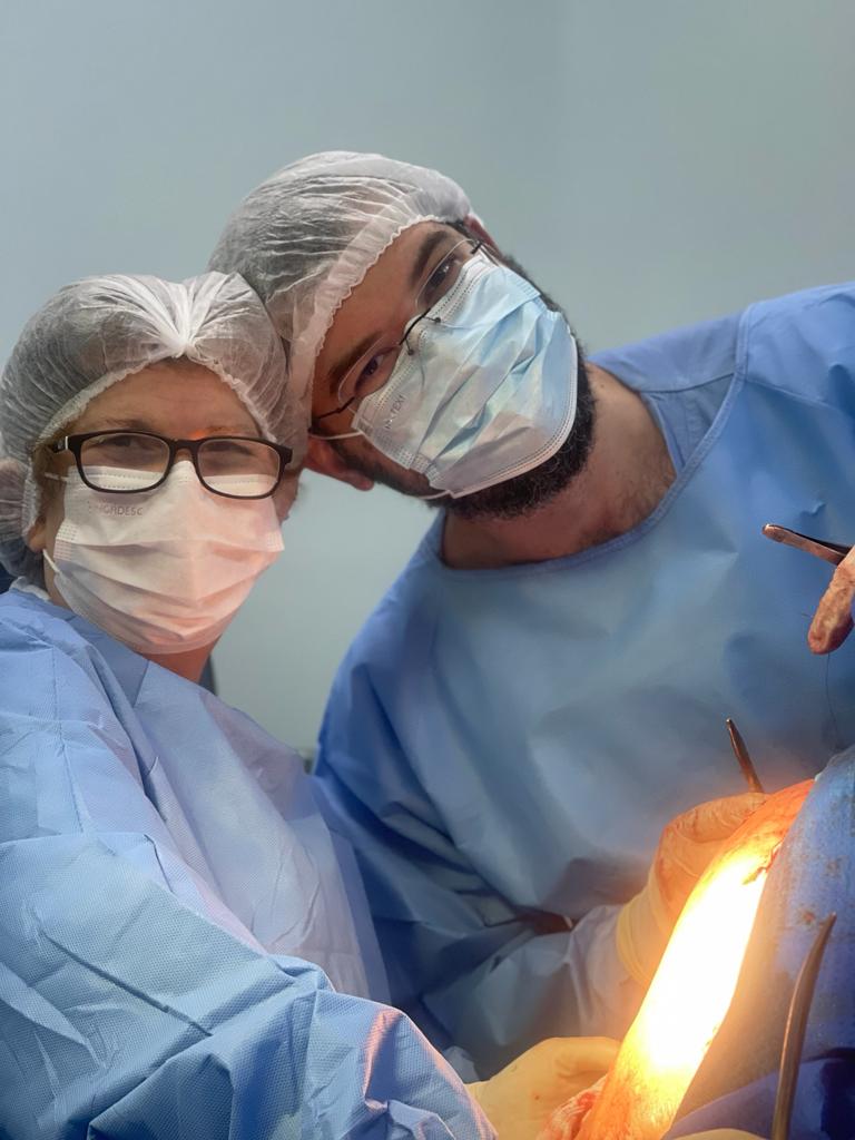 Dr. Diogo Martins com integrante da equipe no centro cirúrgico